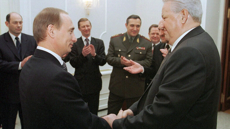 Im Jahr 1999 ernannte Präsident Boris Jelzin den früheren Geheimdienstchef Wladimir Putin zum Ministerpräsidenten. Seitdem regiert der heute 66-Jährige dank einer von ihm initiierten Verfassungsänderung fast durchgängig an der Spitze Russlands.