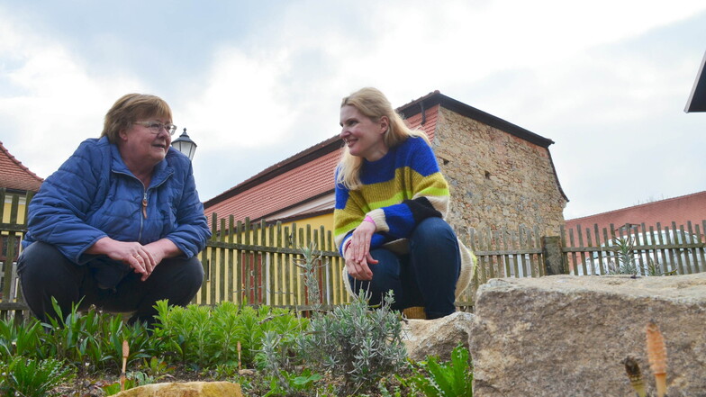 Elke Pietschmann (links) und Andrea Schaal sind bereits Beetpaten im Kräutergarten.