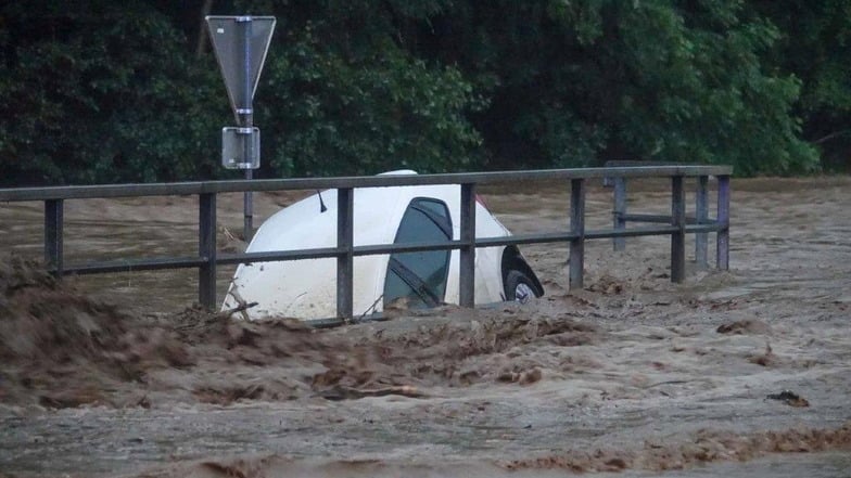 Ein von den Wassermassen mitgerissener PKW im Raum Schäffern in der Steiermark. Sinnflutartige Regenfälle haben in der Nacht auf Sonntag, 09. Juni 2024 erneut für zahlreiche Überschwemmungen in Österreich geführt.