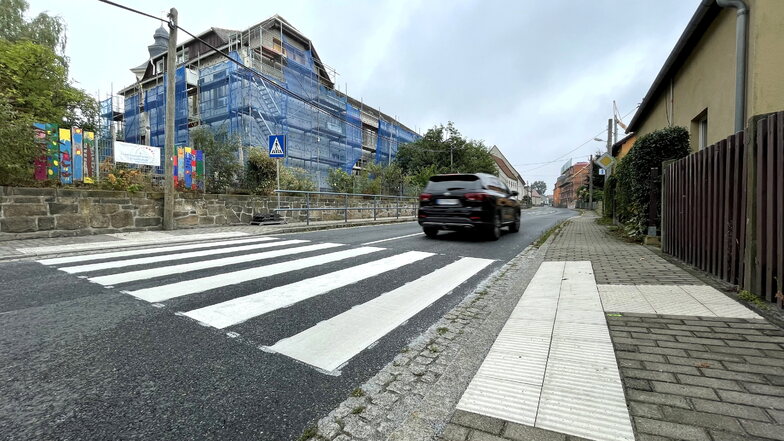 Im Sommer wurde der Zebrastreifen vor der Grundschule in Großerkmannsdorf fertiggestellt. Die Verkehrsinsel wurde entfernt.