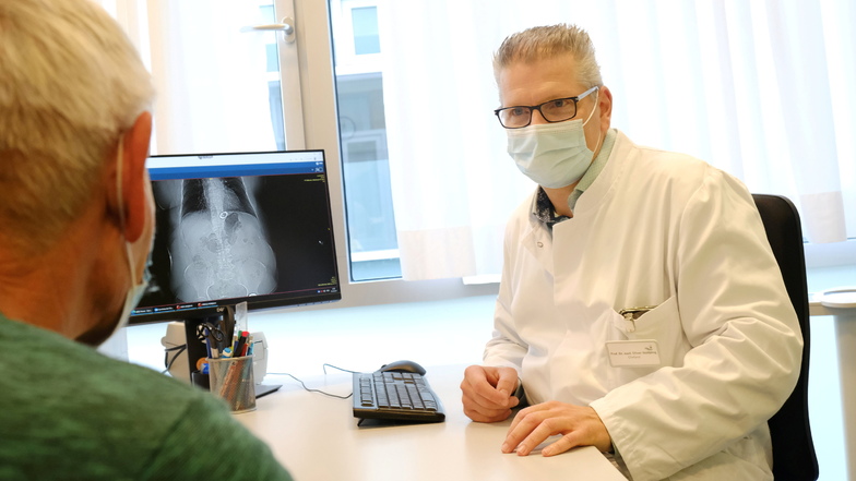 „Die Beschwerden sind weg": Prof. Dr. med. Oliver Stöltzing bei der Nachsorge-Untersuchung mit Uwe Reißig. Der Patient war im August in Meißen nach dem neuen Verfahren operiert worden.