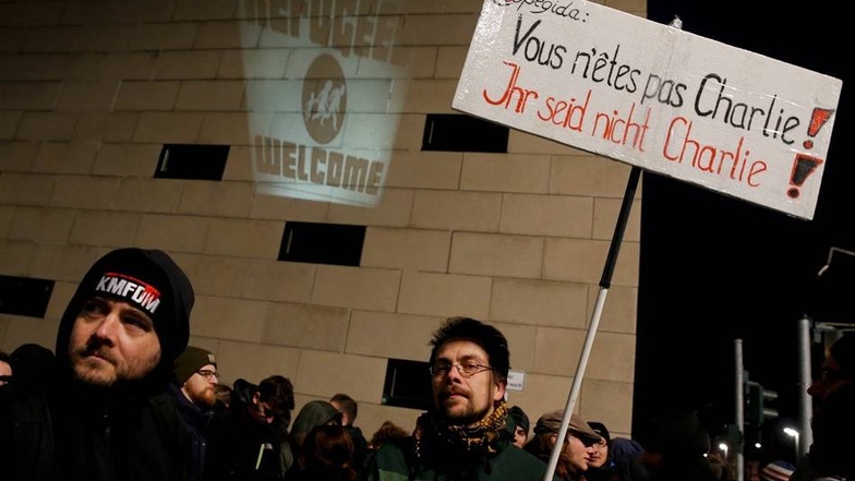 Gegendemonstranten nehmen das Motto des Pegida-Marsches aufs Korn, bei dem den in Paris getöteten Mitarbeitern des Satiremagazins "Charlie Hebdo" gedacht werden sollte.