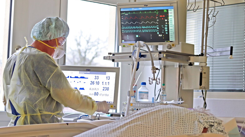 Chefarzt Uwe Treue im Görlitzer Malteser Krankenhaus St. Carolus an einem Corona-Patienten, der in Bauchlage beatmet wird.