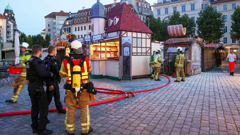 Die Dresdner Feuerwehr musste am Sonntag zum Frühjahrsmarkt auf dem Neumarkt ausrücken. Dort brannte es in einer Backwarenbude.