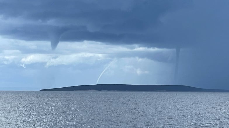 Windhosen sind von der Insel Cres aus über der nördlichen Adria zu sehen.