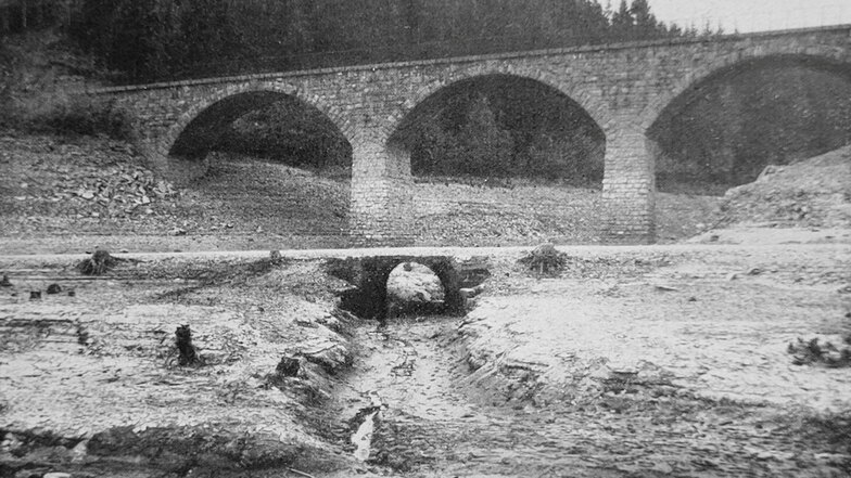Als 1927 der Wasserstand der Talsperre extrem abgesenkt wurde, zeigt sich vor der Straßenbrücke über den Reichstädter Bach noch die uralte Wegebrücke.