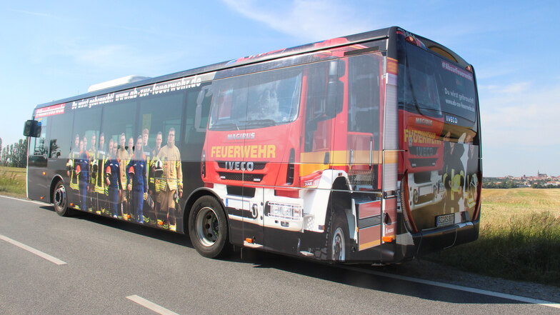 Der Iveco-Überlandbus von Regio-Bus zeigt auf der Fahrerseite einige Kameraden und Jugendfeuerwehrleute aus dem gesamten Landkreis Bautzen. Damit werben die Feuerwehren um neue Mitglieder.
