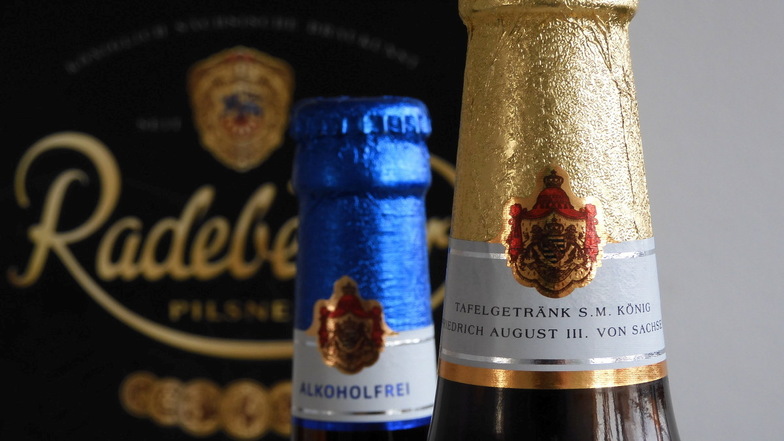 So sahen die Radeberger-Flaschen bisher aus: mit Alufolie über Hals und Kronkorken. Das Pilsner wurde als königliches Tafelgetränk bezeichnet, das Alkoholfreie nicht.