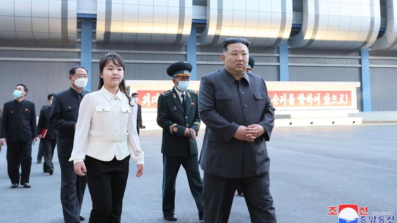Kim Jong Un, Machthaber von Nordkorea, und seine Tochter beim Besuch der Behörde für Luft- und Raumfahrtentwicklung.