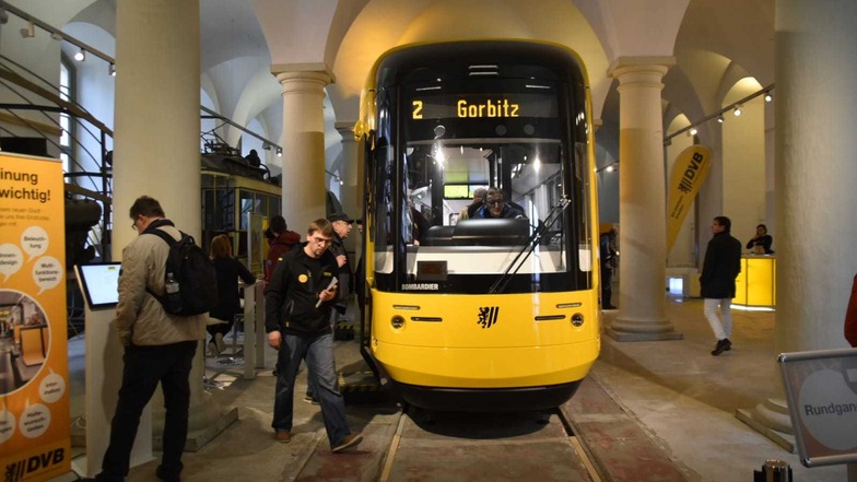 Der Prototyp der neuen Straßenbahn ist bis zum 19. Januar im Verkehrsmuseum zu sehen.