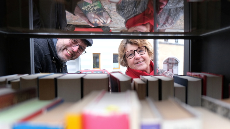 Blicken in den öffentlichen Bücherschrank: Oberbürgermeister Olaf Raschke und SEEG-Chefin Birgit Richter.