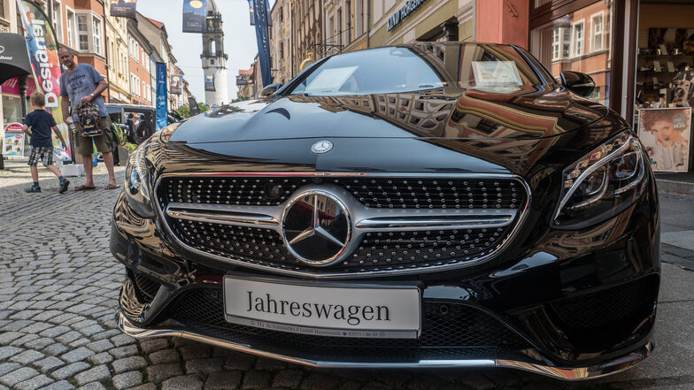 Zwischen all den Geschäften und Restaurants in der Bautzener Innenstadt warten viele verschiedene Autos zum Testen und Staunen. 