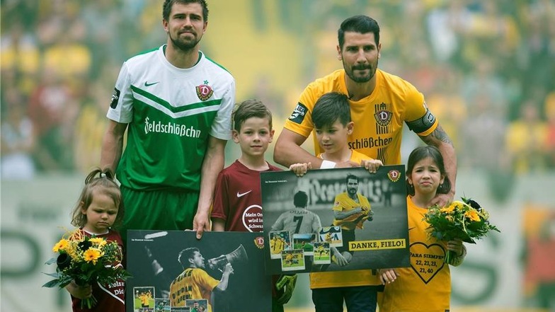 Das Bild des Spiels entstand vor dem Anpfiff: Benjamin Kirsten und Cristian Fiel wurden vor dem Anpfiff der Partie zwischen Dynamo Dresden und Hansa Rostock offiziell verabschiedet.