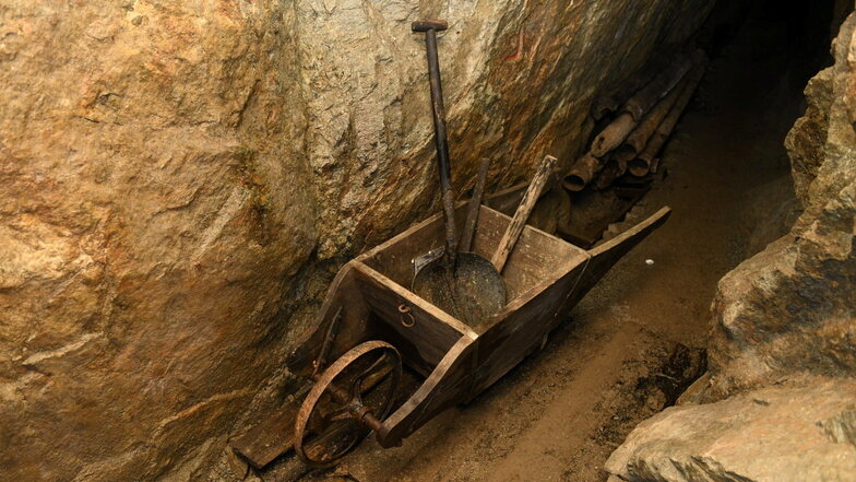 Bergbaugerät dekoriert das Stollenlabyrinth, hier ein Handkarren und eine typische Schaufel, genannt "Weiberarsch".