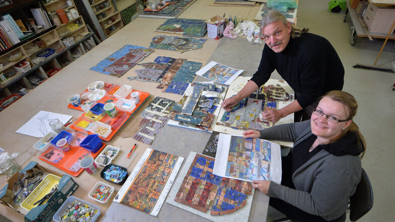 Die Schmiedeberger Mosaikkünstler Klaus-Peter Dyroff und seine Tochter Anna sind hier in ihrer Werkstatt bei der Arbeit. In einer Ausstellung zeigen sie ihre besondere Kunst.