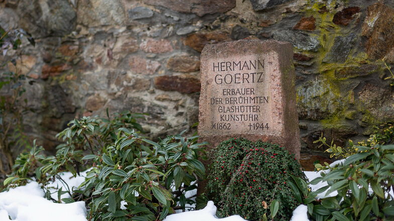 Hermann Goertz ist der Erbauer der Kunstuhr, die im Foyer des Uhrenmuseums steht. Der Uhrmacher wurde in Westpreußen geboren. Er starb in Aue. Sein Grabstein wurde nach Glashütte überführt.