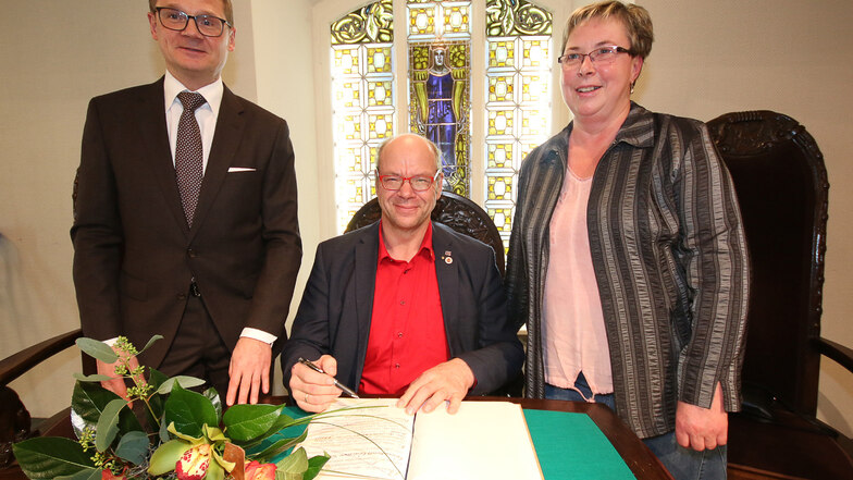 Bürgermeister Veit Lindner bat um den Eintrag ins Goldene Buch der Stadt: Walter Stuber für die Gerüstbau Gemeinhardt GmbH und Silvia Funke für ihren Mann Jens, der für ehrenamtliches Engagement ausgezeichnet wurde.