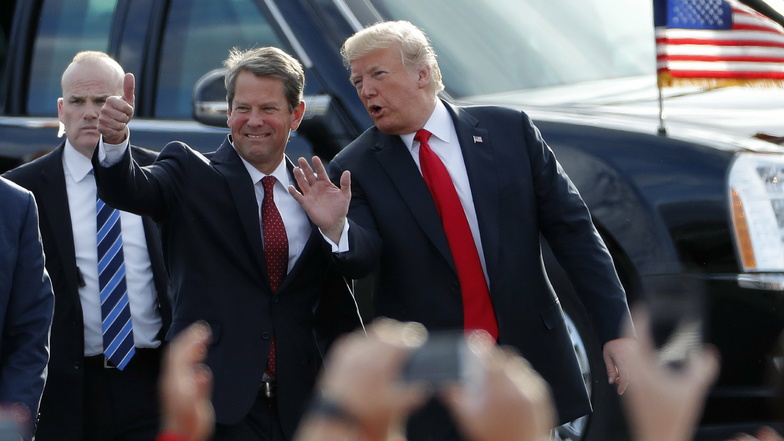 Unmittelbar vor seinem Auftritt im US-Bundesstaat Georgia hat der amtierende US-Präsident Donald Trump (r) den Druck auf den dortigen Gouverneur Brian Kemp erhöht.