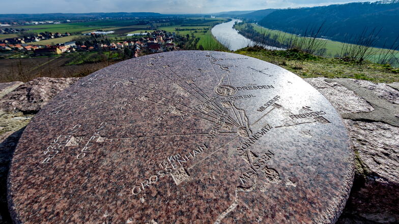 Auf der Boselspitze weist ein bearbeitetes Stück Felsen 93 Meter über der Elbe auf Wanderziele in der Umgebung hin. Die Schilder an den Wanderwegen in Meißen sollen nach und nach erneuert werden.