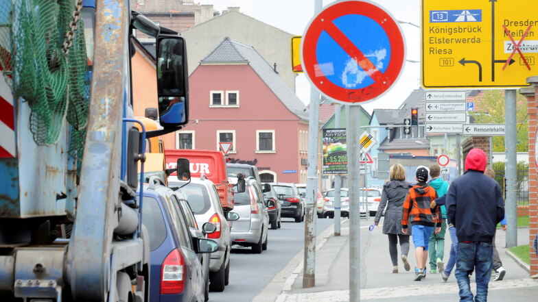Stau in Großenhain mit entsprechendem Verkehrslärm - in der Stadt keine Seltenheit.