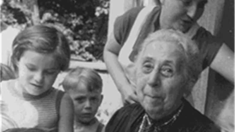 Bis zu ihrem Tod im Jahr 1959 war Berta Semmig mehrere Male in dem Kindergarten, der ihren Namen trug. Die Volksschullehrerin und Dichterin war unverheiratet und kinderlos geblieben.