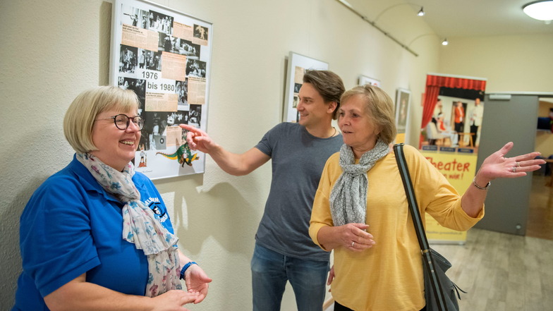 Winnie Rudolph, Thomas Müller und Helga Seidel schauen sich die Ausstellung zum 60. Geburtstag der Spielbühne im Alberttreff an. Da werden Erinnerungen wach.