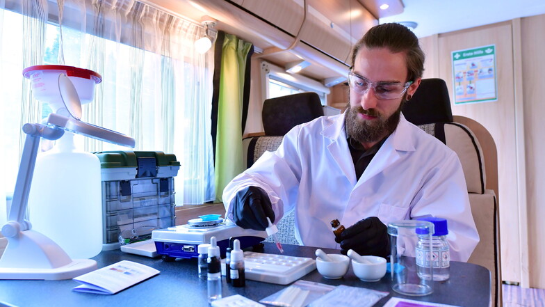Felix Blei vom Kooperationspartner "Miraculix" aus Jena zeigt ein Testverfahren für das Drug-Checking im mobilen Labor.