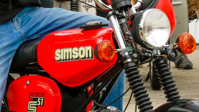 Eine Simson-Fahrerin wurde am Sonnabend in Kamenz bei einem Unfall schwer verletzt.