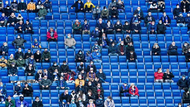 Dürfen bald wieder mehr Zuschauer auf den Rängen von RB Leipzig sitzen? Der Verein geht als erster Fußball-Bundesligist vor Gericht und klagt gegen die Zuschauerbeschränkung.