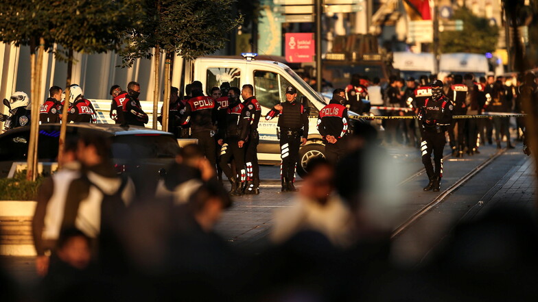 Sicherheitskräfte stehen am Ort der Explosion auf der beliebten Fußgängerzone Istiklal in Istanbul.