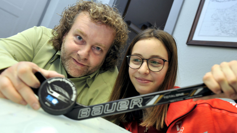 Maya Stöber wurde von OB Torsten Pötzsch persönlich verabschiedet. Sie nimmt als Spielerin der deutschen Eishockey-Nationalmannschaft an der Jugend-Winterolympiade teil.