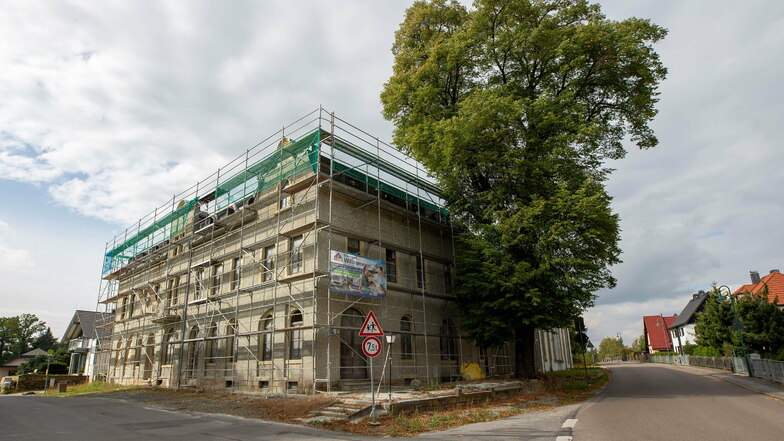 Im Spätherbst sah das ehemalige Gasthaus Grauer Storch in Pirna-Mockethal so aus. Das Gebäude wird zu einem Seniorenzentrum umgebaut.