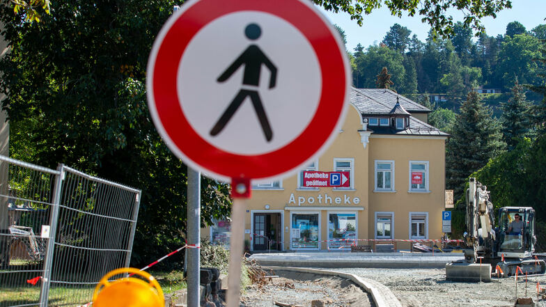Vor der Adler-Apotheke an der Rottwerndorfer Straße wird derzeit ein Kreisverkehr gebaut. Die Apotheke kann nur über die Seminarstraße erreicht werden.
