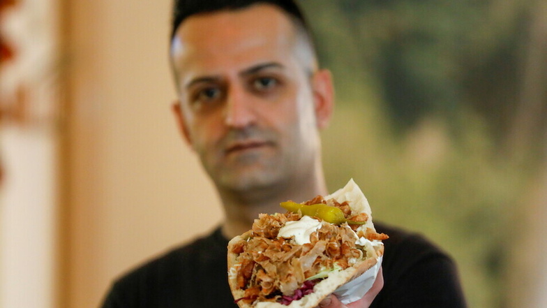 Ezgin Yildiz bietet in seinem Newroz Bistro in Zittau den Döner Kebab nun für 4,50 Euro an.