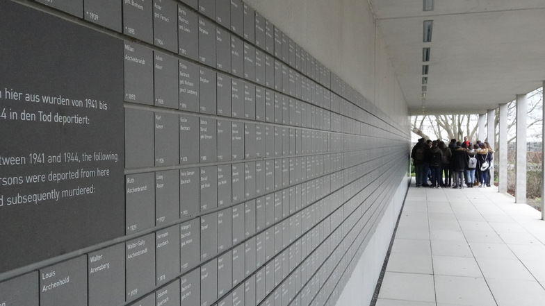Auf der "Wand der Namen" in der Gedenkstätte Ahlem in Hannover wird an deportierte und getötete NS-Opfer gedacht. Die Gedenkstätte wurde einst von Nationalsozialisten als Sammelstelle für Deportationen, Gefängnis und Hinrichtungsstätte missbraucht.