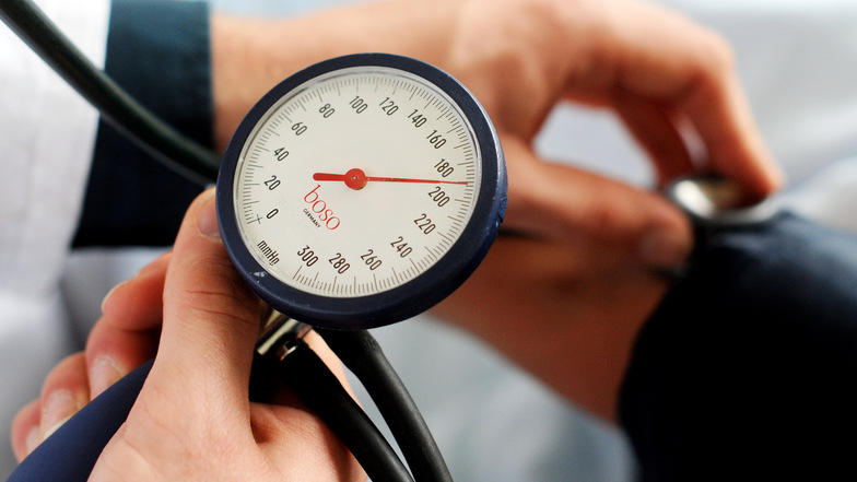 Bluthochdruck kann zur einer Herzschwäche führen und sollte daher kontrolliert werden.