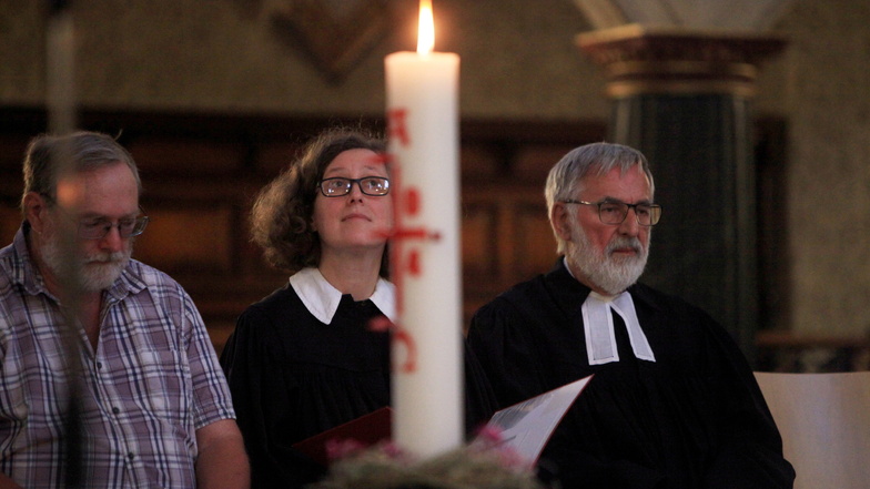 Ökumenisches Friedensgebet in Pirna gestaltet von Superintendentin Superintendentin Brigitte Lammert (Mitte), Pfarrer i.R. Erich Busse (r.) sowie Gemeindeglied Stephan Bausch (l.).