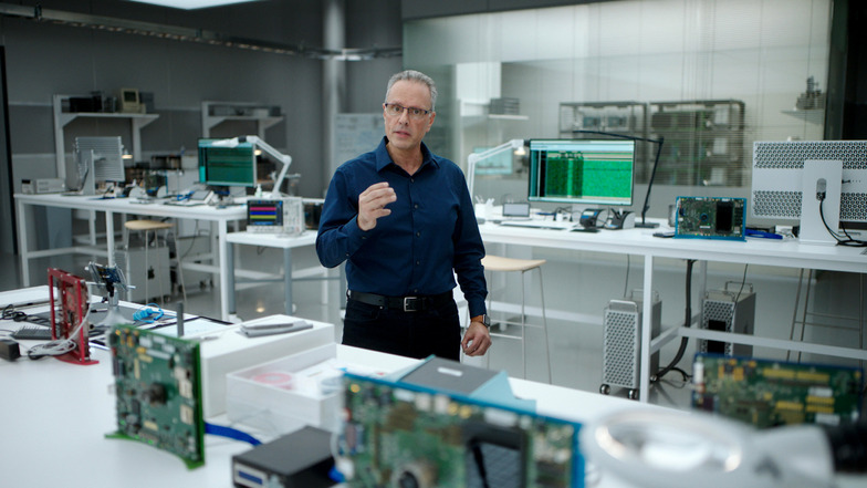 Johny Srouji, Manager bei Apple, der bei dem iPhone-Hersteller auch das Chip-Design verantwortet, erläutert in einer Videoübertragung aus dem Apple Park in Cupertino, wie die neuen Macintosh-Computer mit dem selbst entworfenen Computer-Chip M1 arbeiten.