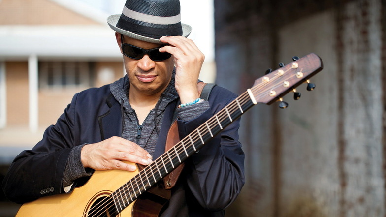Soulige Stimme und grandioses Gitarrenspiel garantiert der amerikanische Singer-Songwriter Raul Midón.