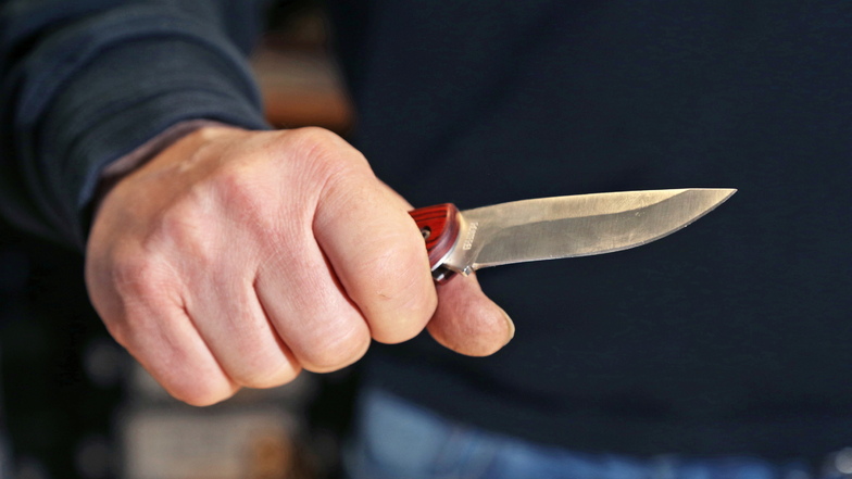 Zwei Angreifer haben einem Jugendlichen in Dresden mit einem Messer gedroht.