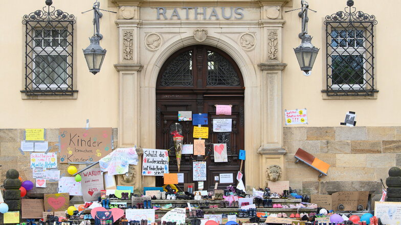 Wie hier in Radebeul stellten Familien vielerorts Kinderschuhe vor Rathäusern ab – aus Protest gegen die Corona-Regelungen für Schulen.
