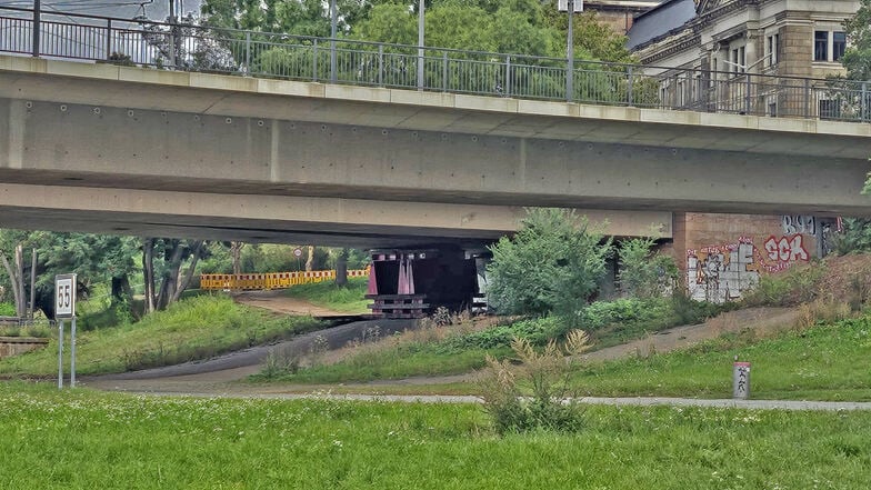 Diese Konstruktion soll den nicht eingestürzten Teil des Brückenbogens C vor dem Einsturz bewahren.