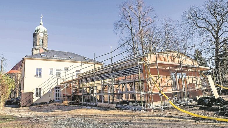 Das Pfarrhaus gegenüber der Kirche in Lohmen bekommt neue Räumlichkeiten für die Gemeindearbeit. Dafür muss das bestehende Haus saniert und ein Neues angebaut werden.