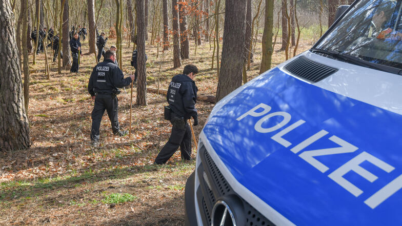 Mit einer Hundertschaft Polizisten, Suchhunden und einem Hubschrauber wurde am Donnerstag ein Waldgebiet nahe dem Ort Storkow südöstlich von Berlin durchkämmt. 