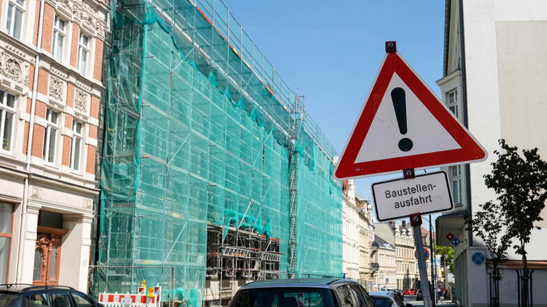 Blick von der Jakobstraße aus. Auf die Baustelle kann man nun nicht mehr schauen. Was drinnen vorgeht, wurde jetzt im Humboldthaus erzählt.