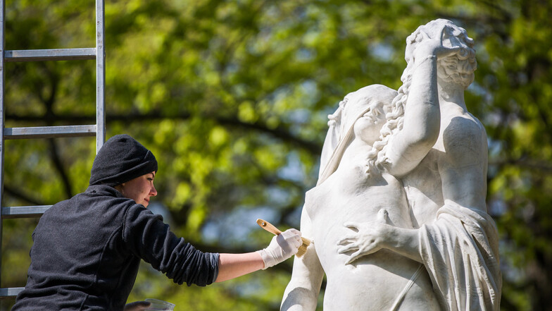 An der restaurierten Skulptur wird letzte Hand angelegt.