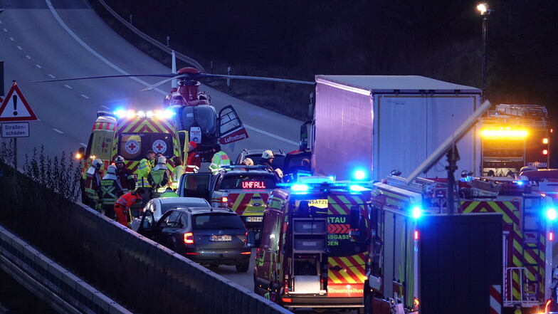 Schwerer Unfall auf der A4 am Mittwochnachmittag bei Nossen: Die Autobahn musste zwei Stunden lang gesperrt bleiben.