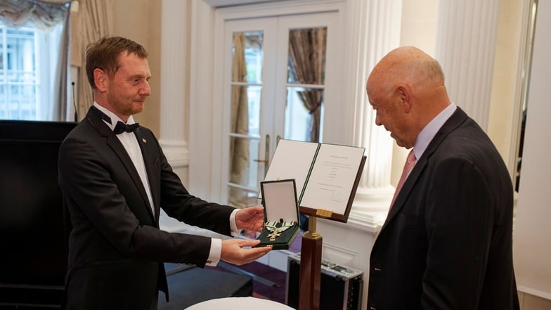 Der Orden des Anstoßes: Ministerpräsident Michael Kretschmer überbringt Theo Müller Sachsens höchste Auszeichnung.