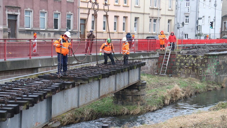 Auch Riesas Nachbarstadt reißt eine Brücke an der Bahnstrecke ab