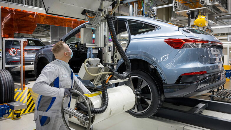 Bei der Produktion des neuen Audi Q4 e-etron in Zwickau werden viele Produktionsschritte bereits von Robotern übernommen.